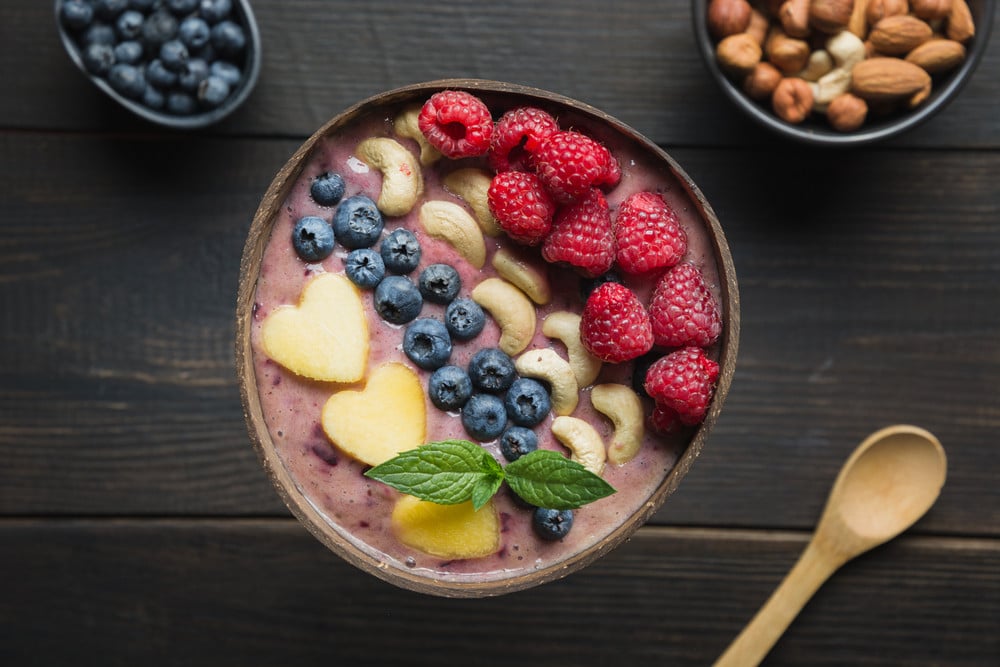 Smoothie Bowl mit Himbeeren und Bananen zum Frühstück