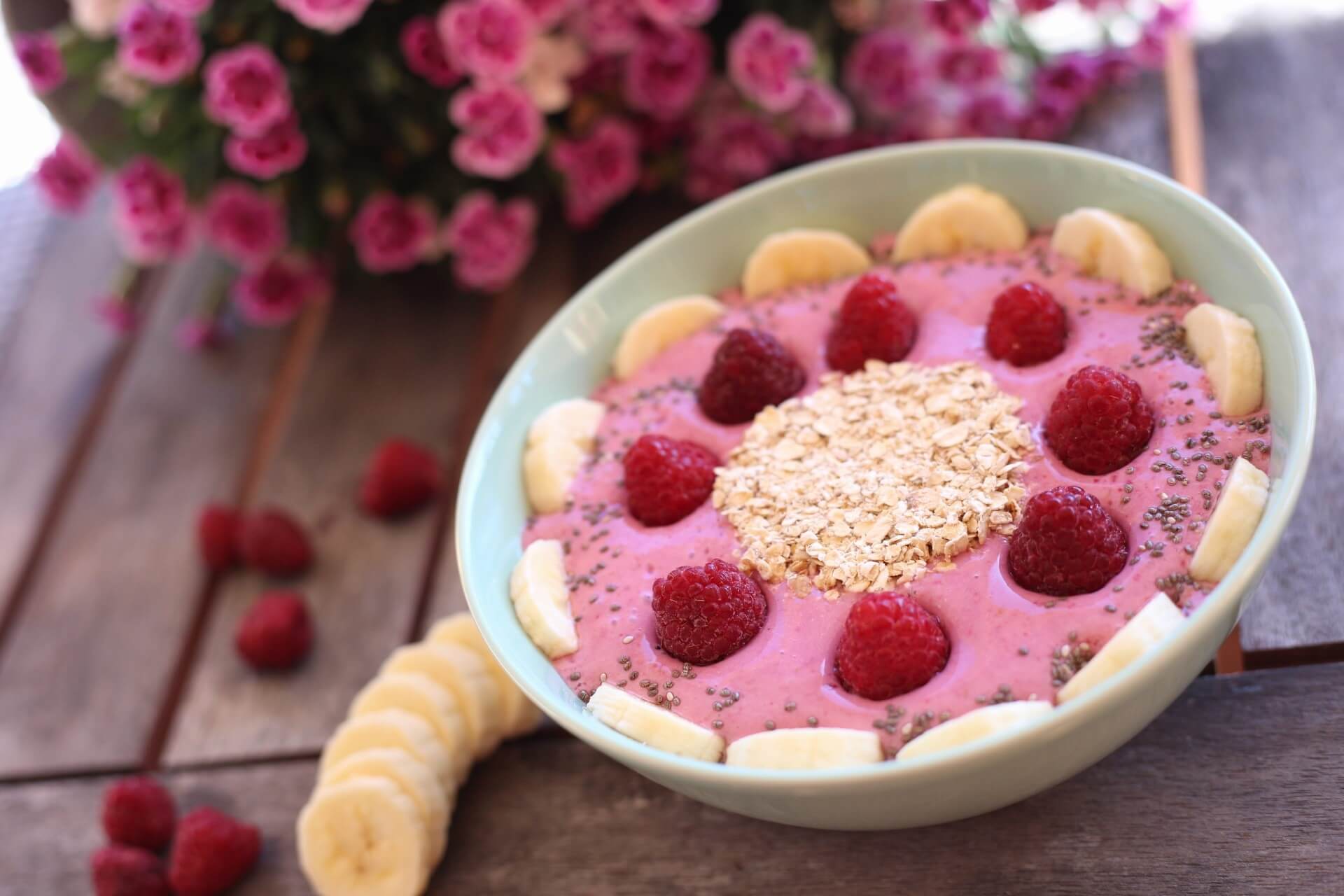 Smoothie Bowl mit Himbeeren und Bananen