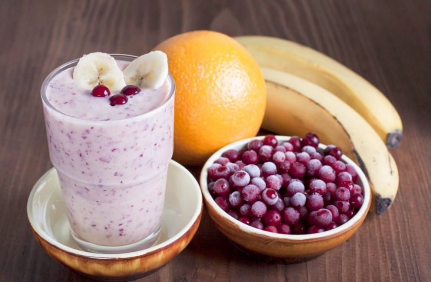 Smoothie mit Cranberries, Banane und Orangen