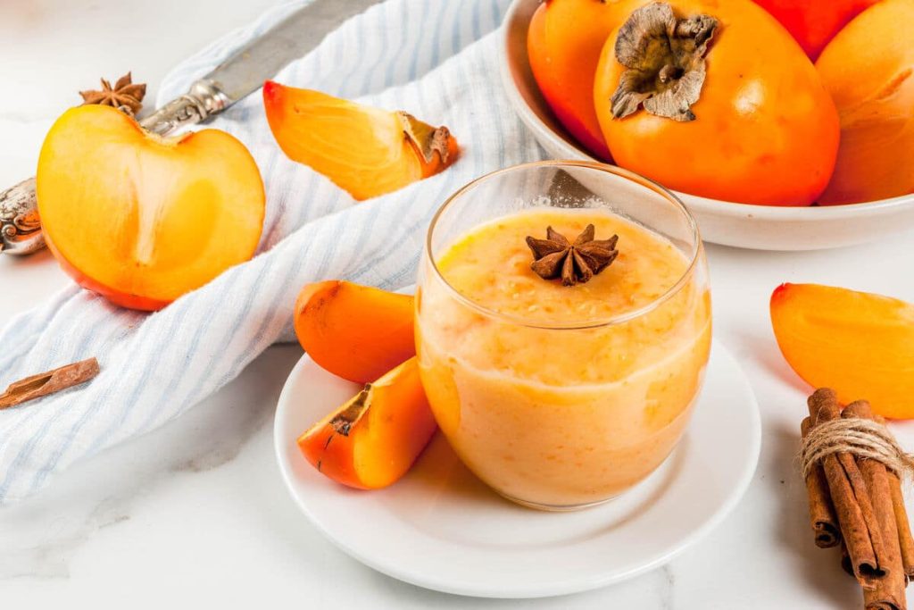 Smoothie mit Kaki und Zitrussaft zum Frühstück