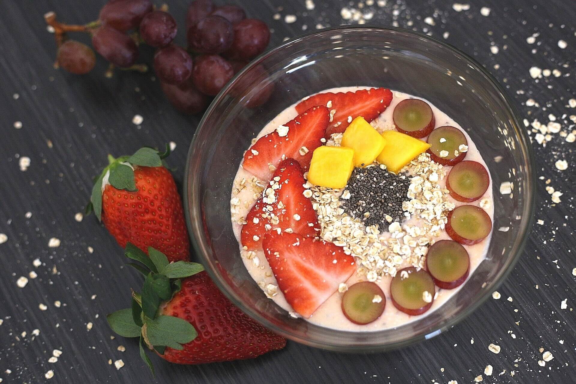 Smoothiebowl mit Erdbeeren als Powerfrühstück