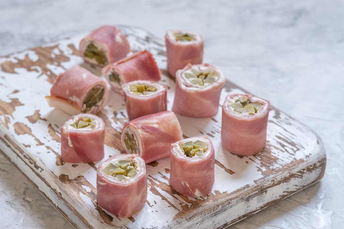 Snack aus Schinkenröllchen mit Frischkäse und Salzgurken