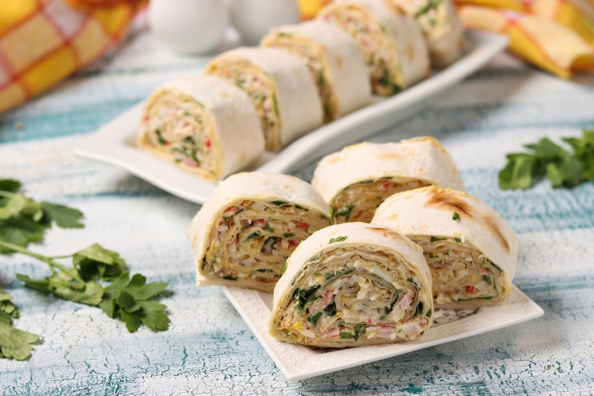 Snack aus gefüllten Lavash Rolle mit Krabbenstäbchen und Eiern