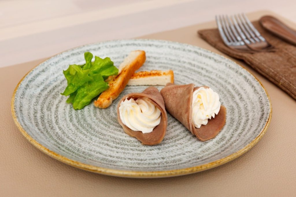 Snack aus gekochten Rinderzunge mit Frischkäse