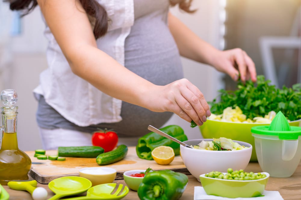 Gesunde Ernährung in der Schwangerschaft|Kein-Alkohol-während-der-Schwangerschaft|Vorsicht-ist-auch-bei-Kuchen-geboten|Schwangerschaft-ungesunde-Ernährung|Diese-Nährstoffe-sind-jetzt-besonders-wichtig|Tipps-zum-Einkaufen-für-Schwangere