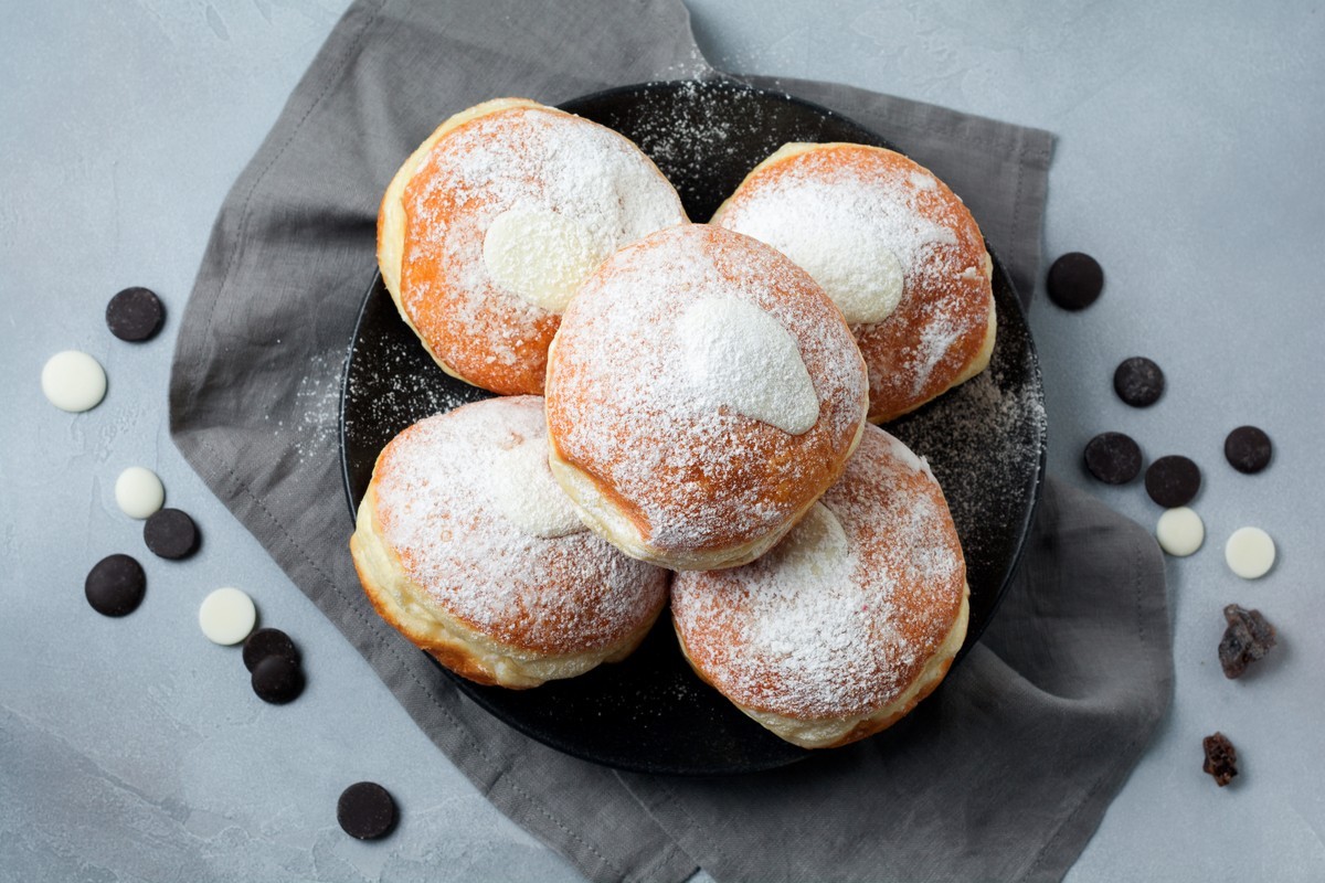 Softe Krapfen mit Vanillepuddingcreme gefüllt zum Kaffee