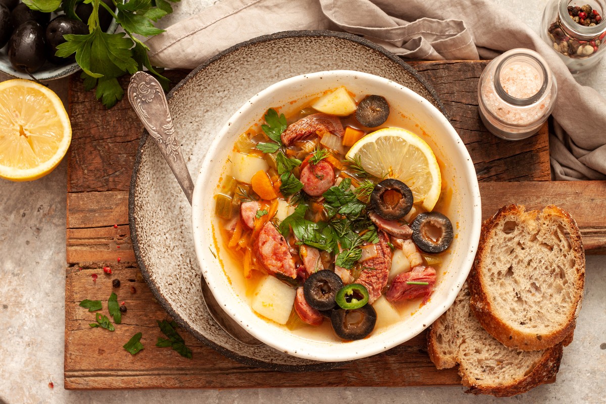 Soljanka – Russische Fleischsuppe mit Essigkurken und Kartoffel