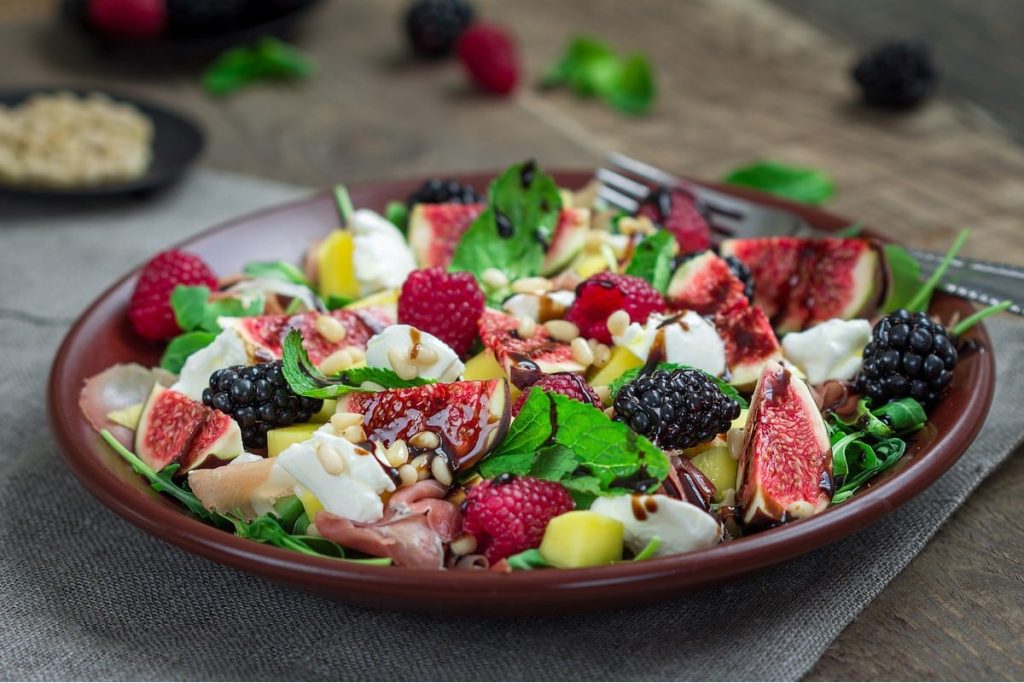 Sommerrollen mit Krabbenstäbchen und Blattsalat