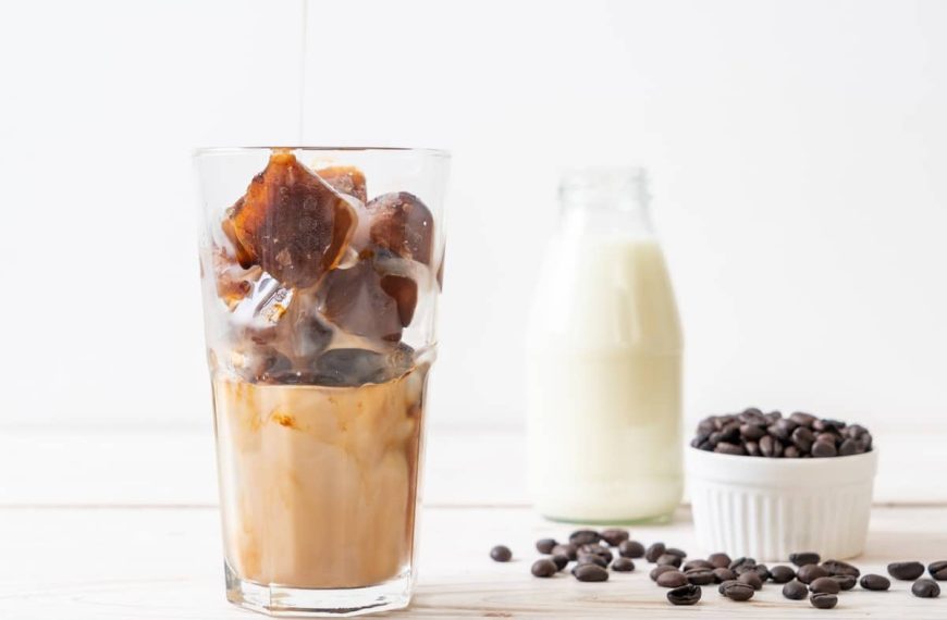 Sommerlicher Eiskaffee mit Milch, Instantkaffee und Vanillinzucker