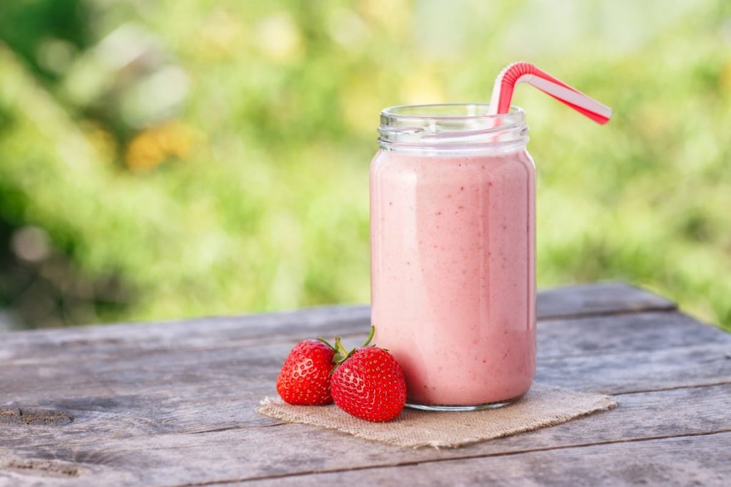Sommerlicher Milchshake mit Erdbeeren, Vanilleextrakt und Eis