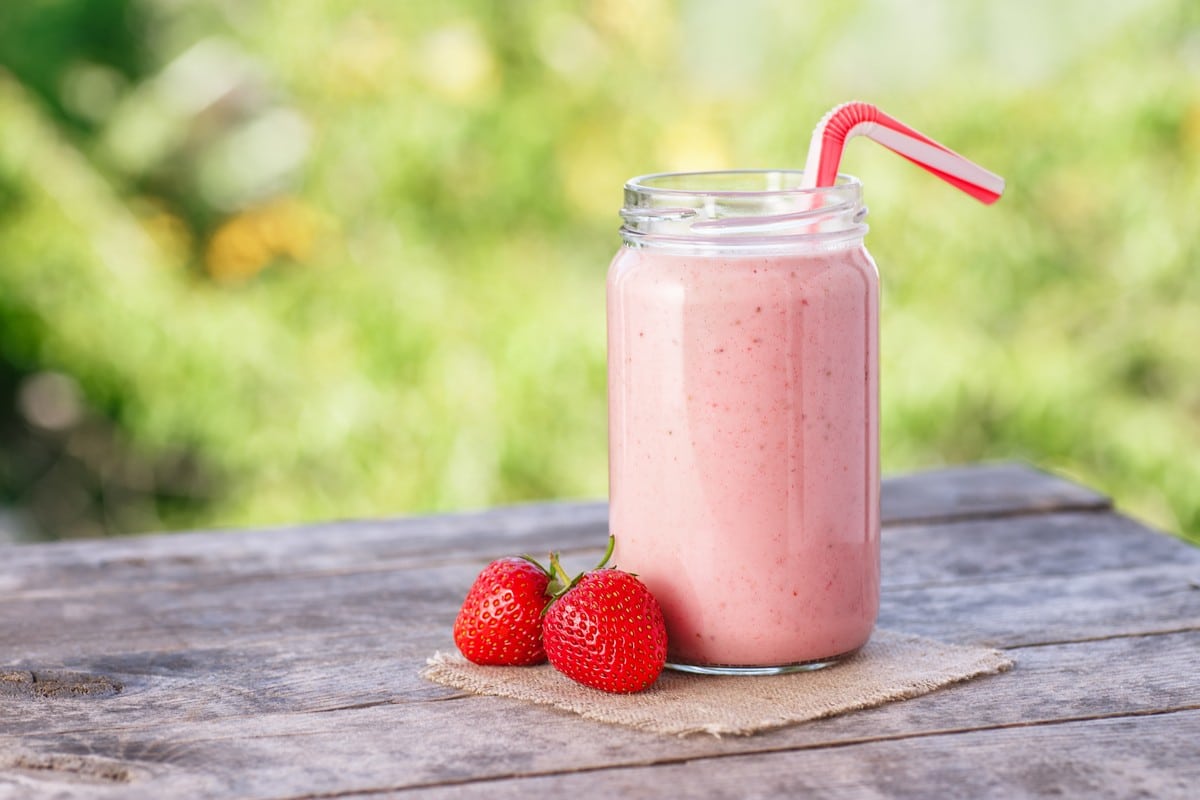 Sommerlicher Milchshake mit Erdbeeren