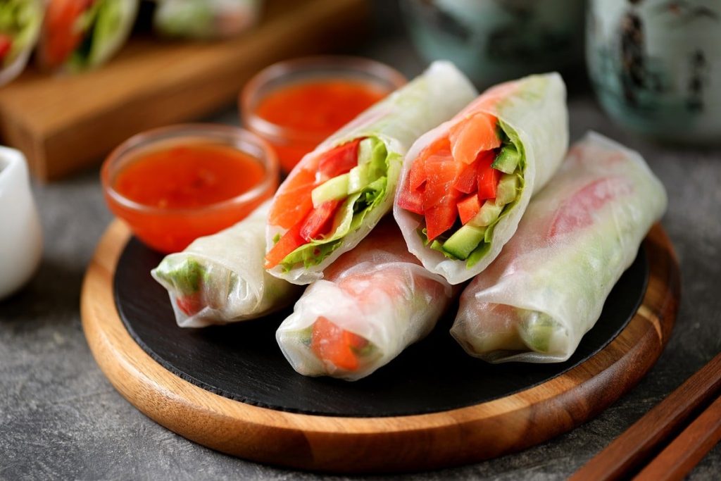 Sommerrollen mit Lachs und Gemüse als Snack