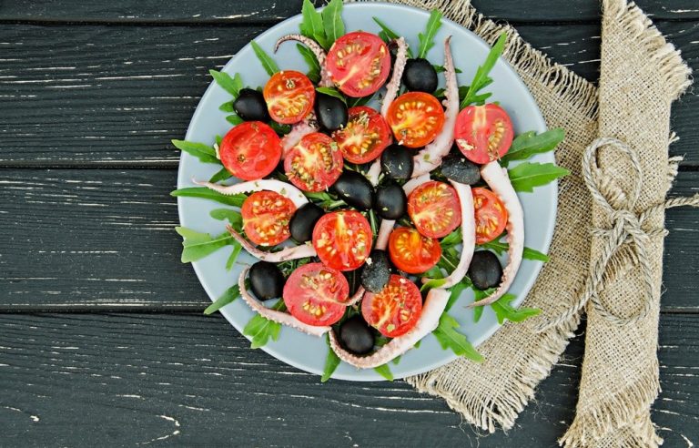 Sommersalat aus Kirschtomaten, Rucola und Tintenfisch