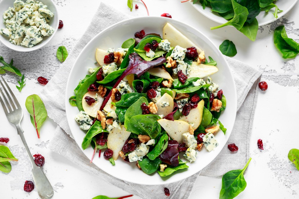 Sommersalat mit Birnen, Käse und karamellisierten Nüssen