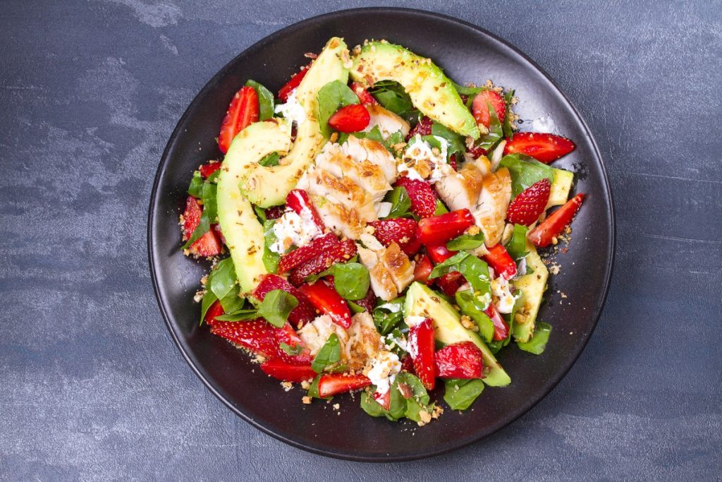 Sommersalat mit Erdbeeren