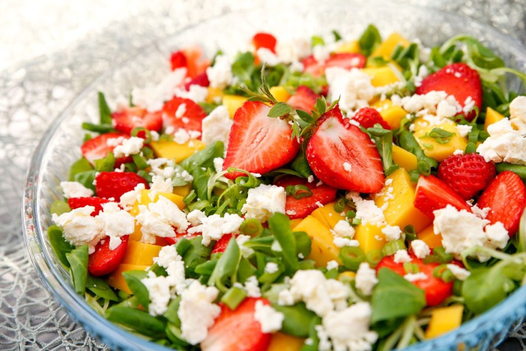 Sommersalat mit Erdbeeren