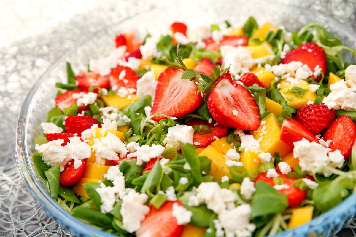 Sommersalat mit Erdbeeren