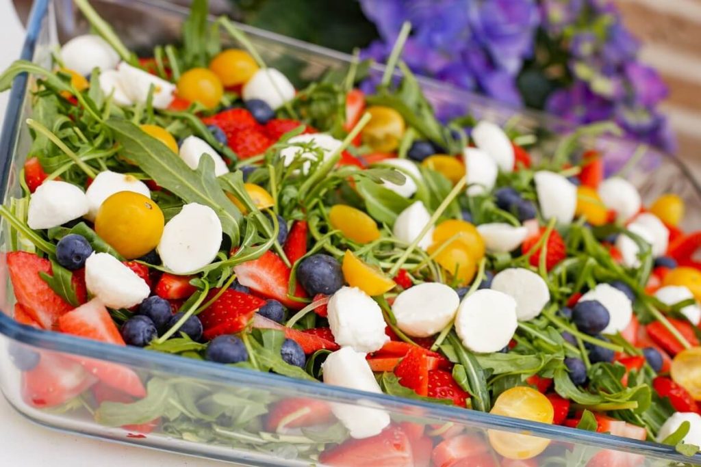 Sommersalat mit Erdbeeren