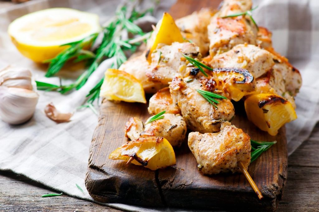 Souvlaki aus Hähnchenfilet in pikanter Marinade mit Kräutern