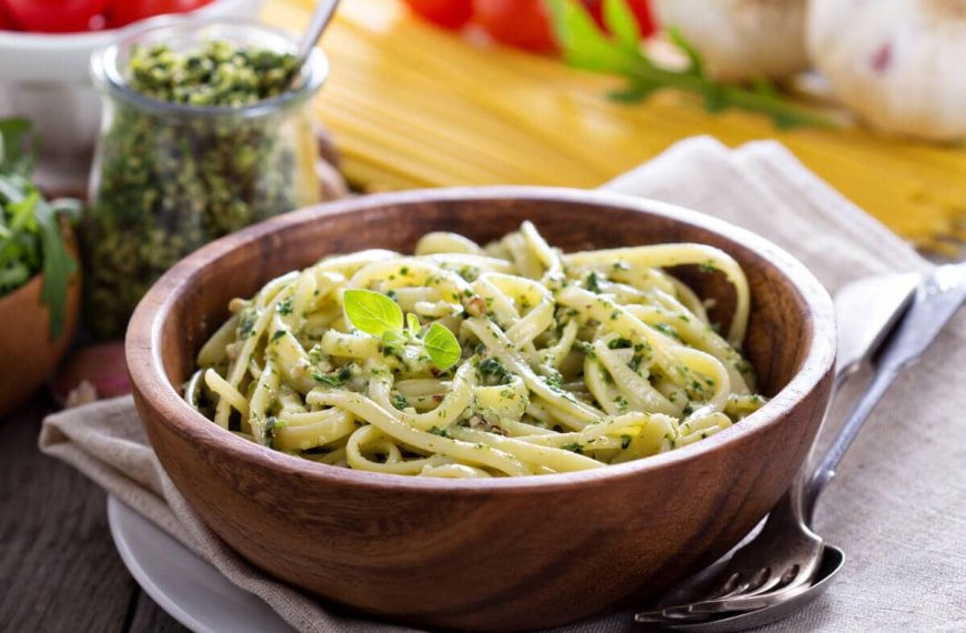 Spaghetthi mit Rucola Pesto, Cashewnüssen und Schafskäse