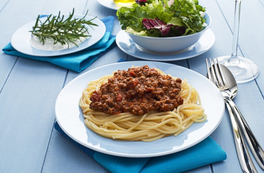 Spaghetti Bolognese aus Rinderhackfleisch mit Tomaten, Zwiebeln und Knoblauch
