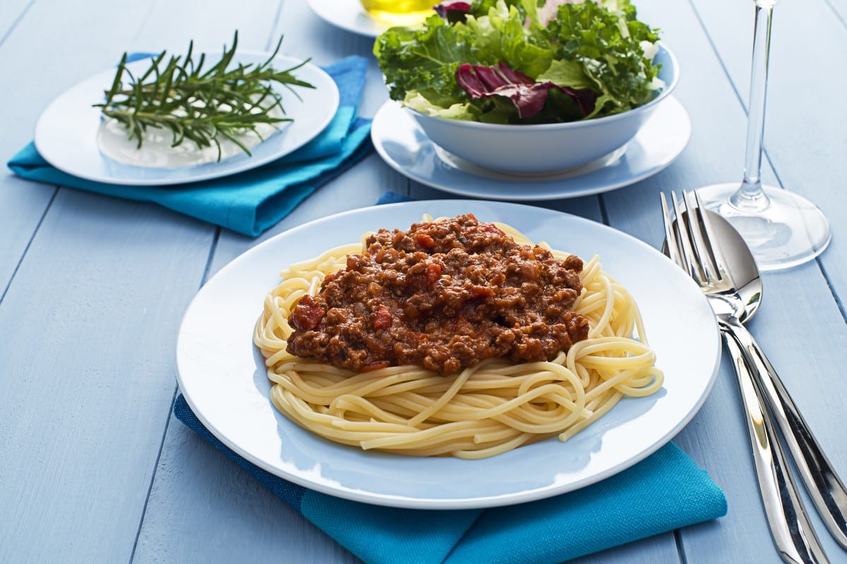 Spaghetti Bolognese aus Rinderhackfleisch mit Tomaten, Zwiebeln und ...