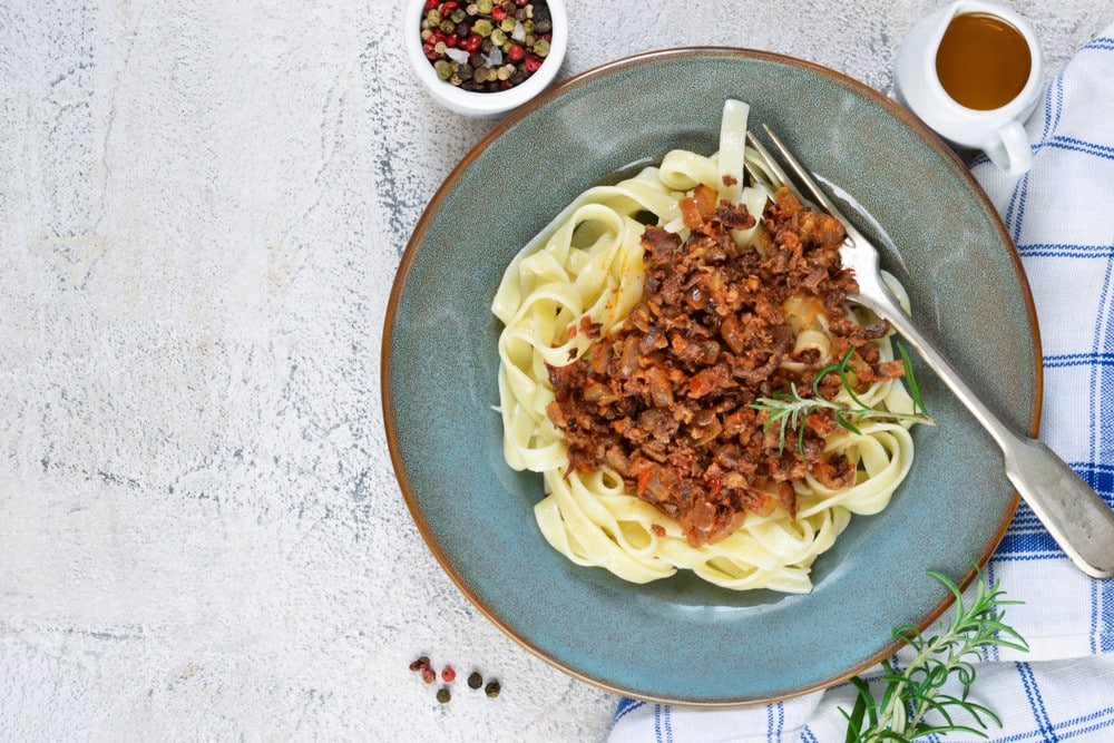 Spaghetti Bolognese aus Tomaten und Karotten auf Tagliatelle