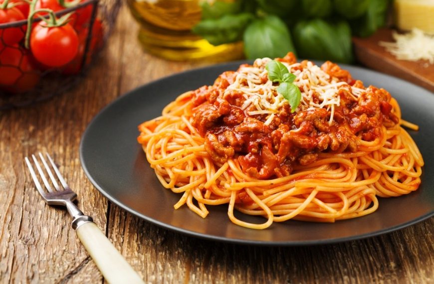 Spaghetti Bolognese mit Knoblauch und Parmesan