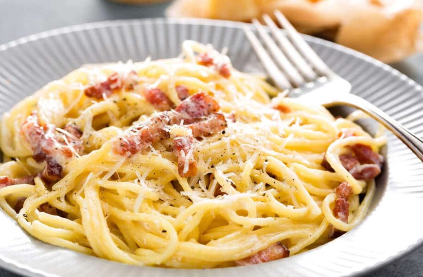 Spaghetti Carbonara mit Knoblauch und Speck