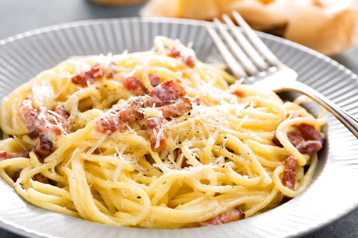 Spaghetti Carbonara mit Knoblauch und Speck