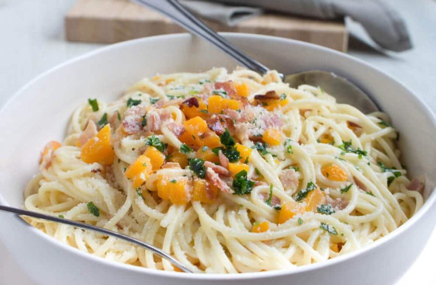 Spaghetti Carbonara mit Kürbis, Sahne und Schinken