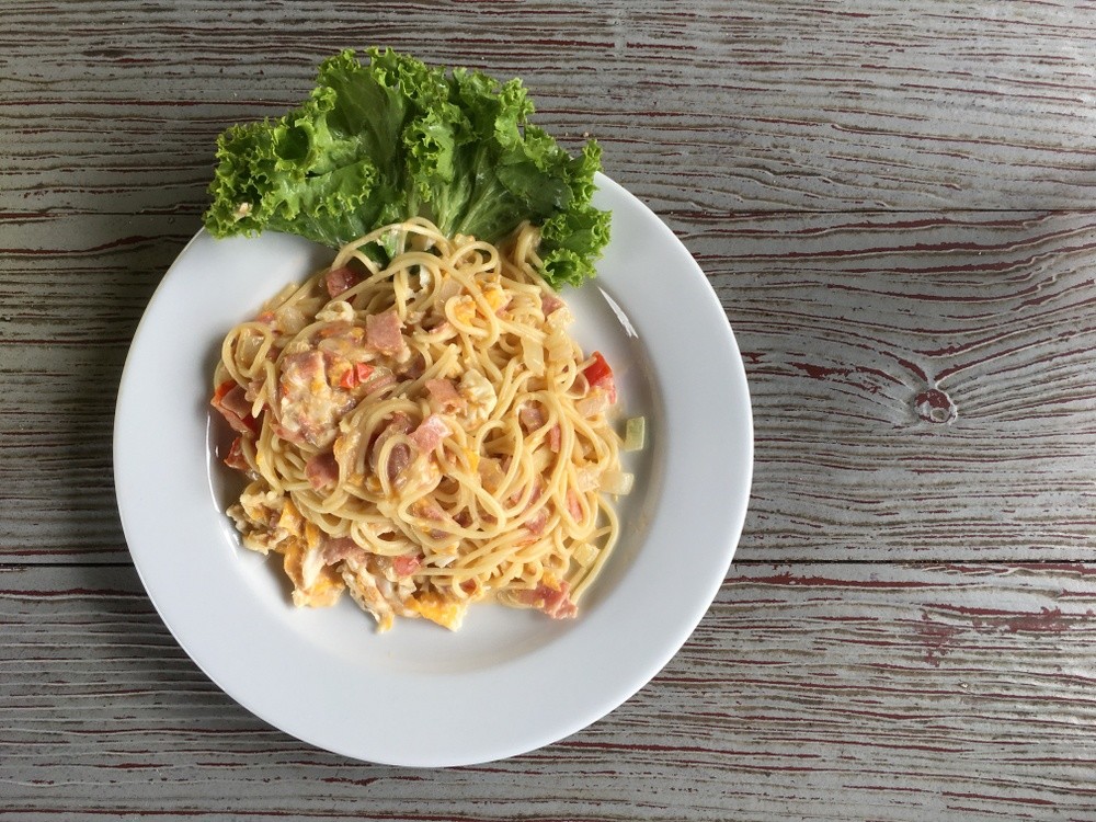 Spaghetti Carbonara mit roten Zwiebeln und Speck