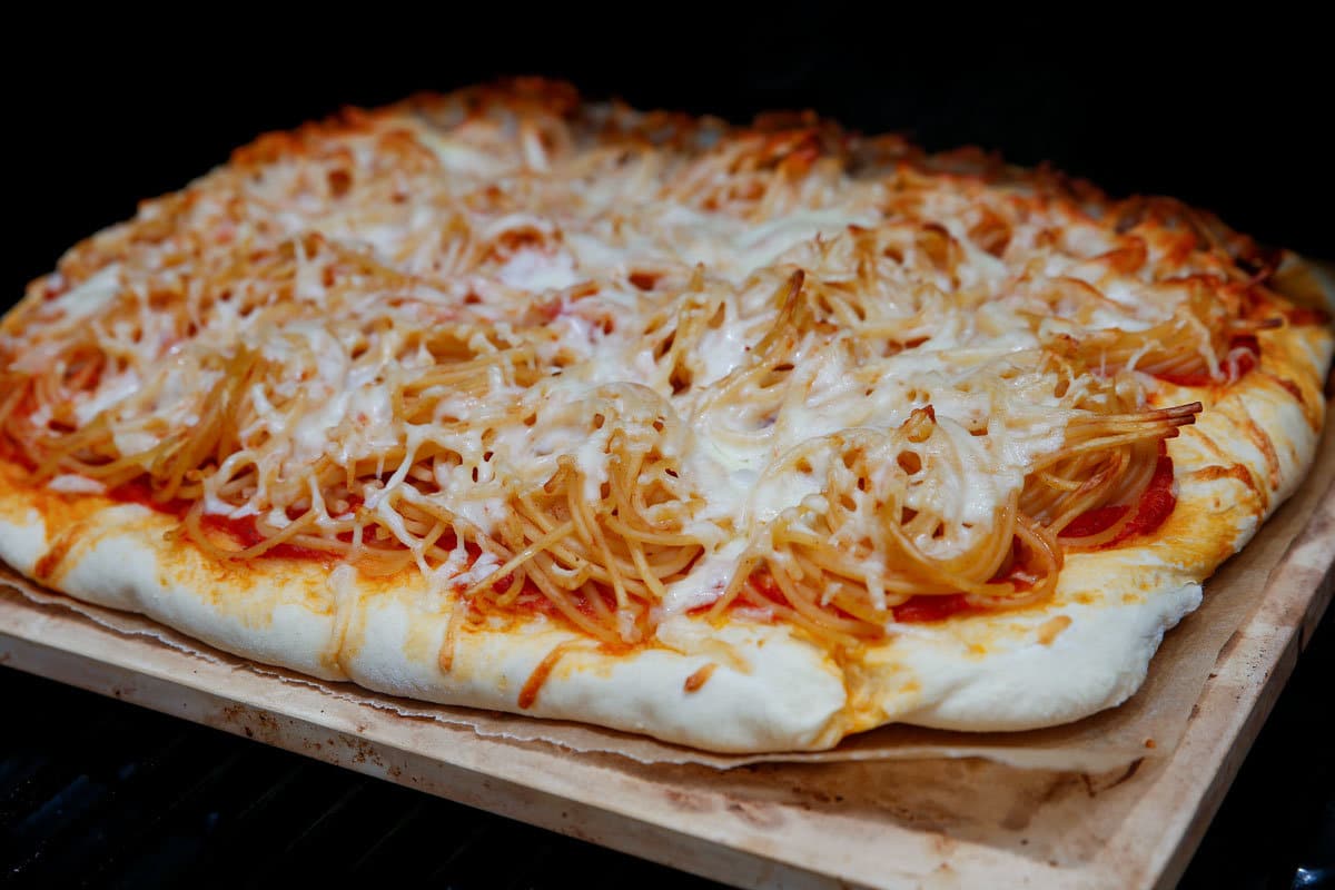 Spaghetti Pizza auf dem Grill