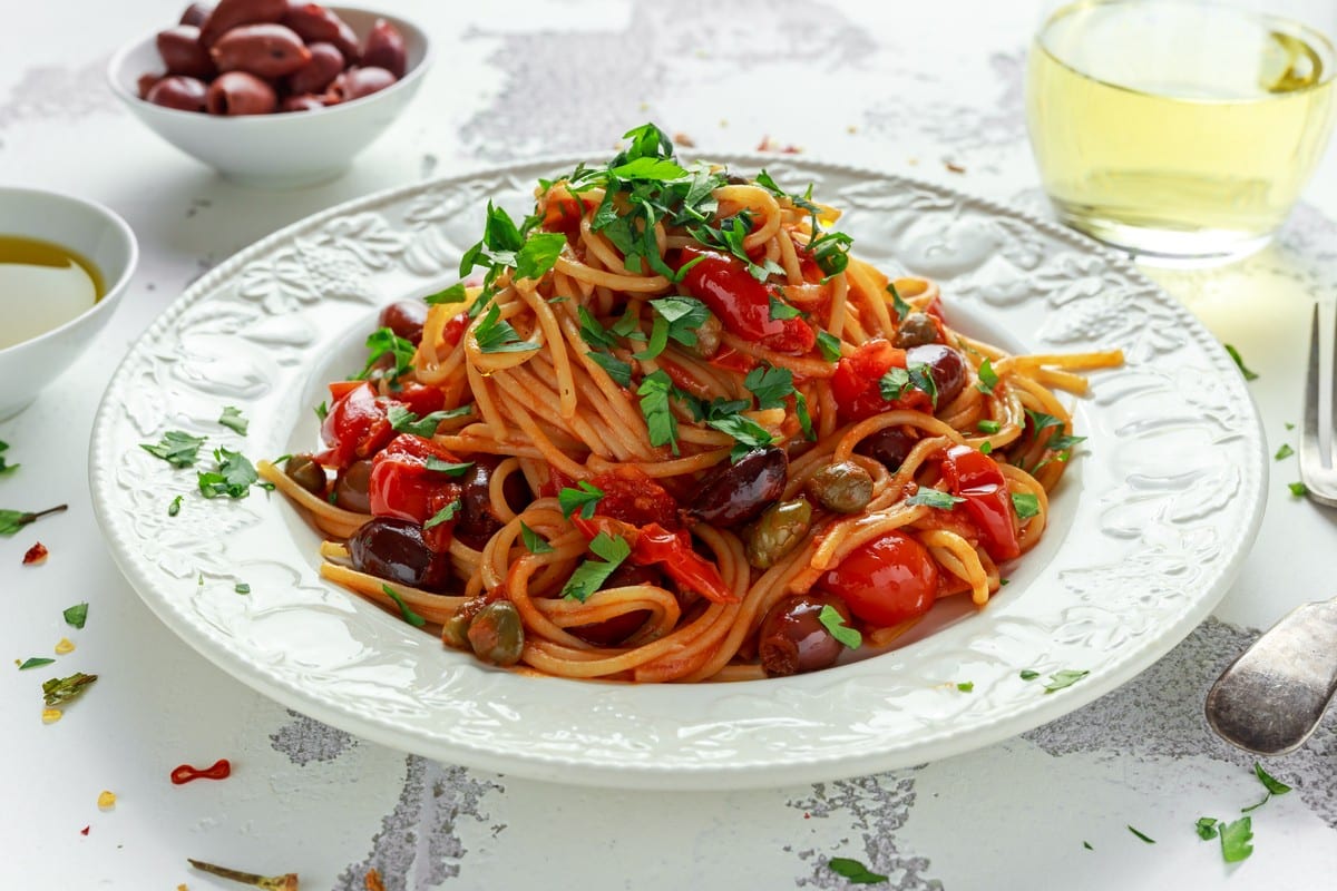 Spaghetti alla Puttanesca in pikanten Tomatensauce