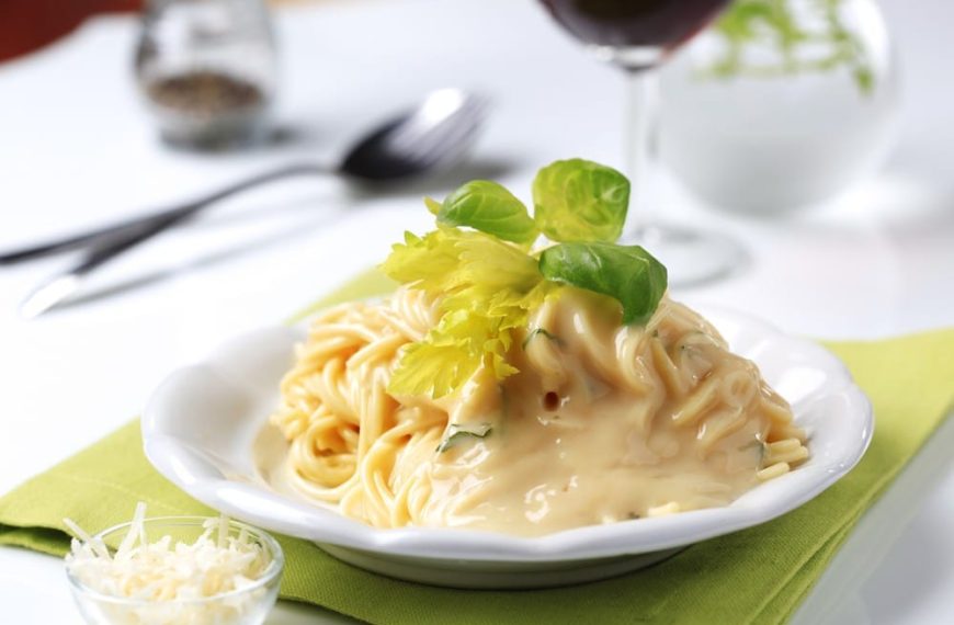 Spaghetti mit Hähnchen und Käsesoße