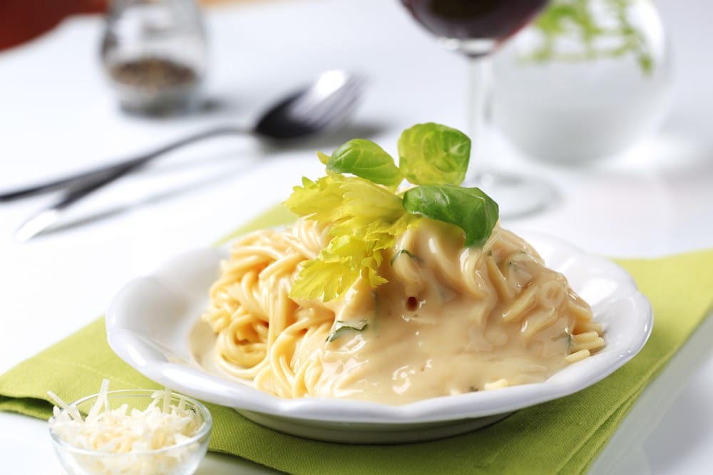 Spaghetti mit Hähnchen und Käsesoße