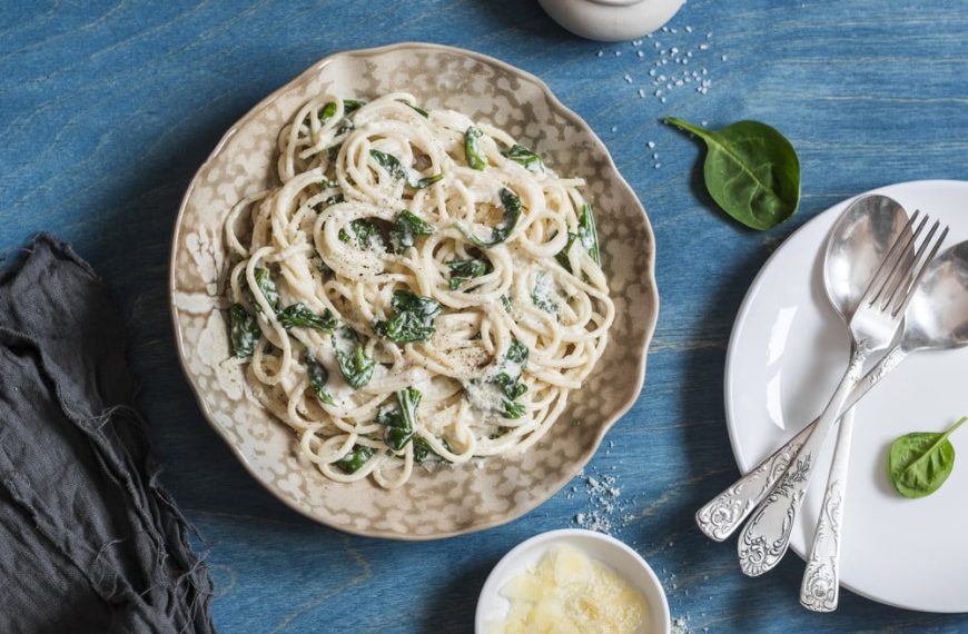 Spaghetti mit Spinat, Knoblauch und Parmesan Käse