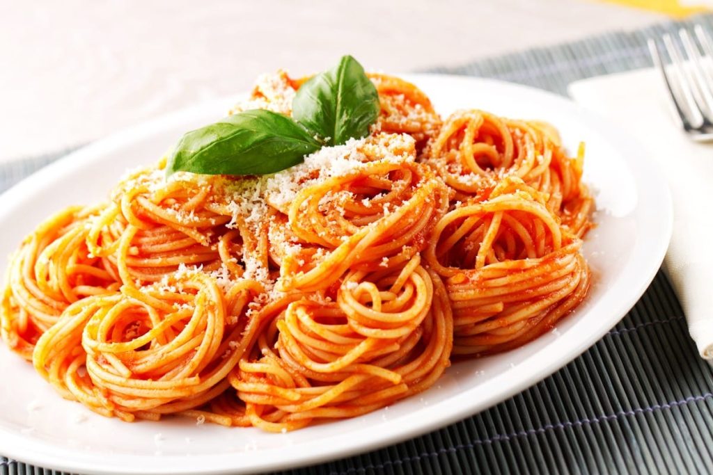 Spaghetti mit Tomatensoße aus frischen Tomaten und Knoblauch