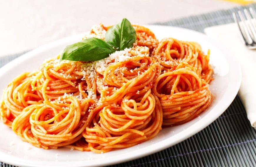 Spaghetti mit Tomatensoße aus frischen Tomaten und Knoblauch