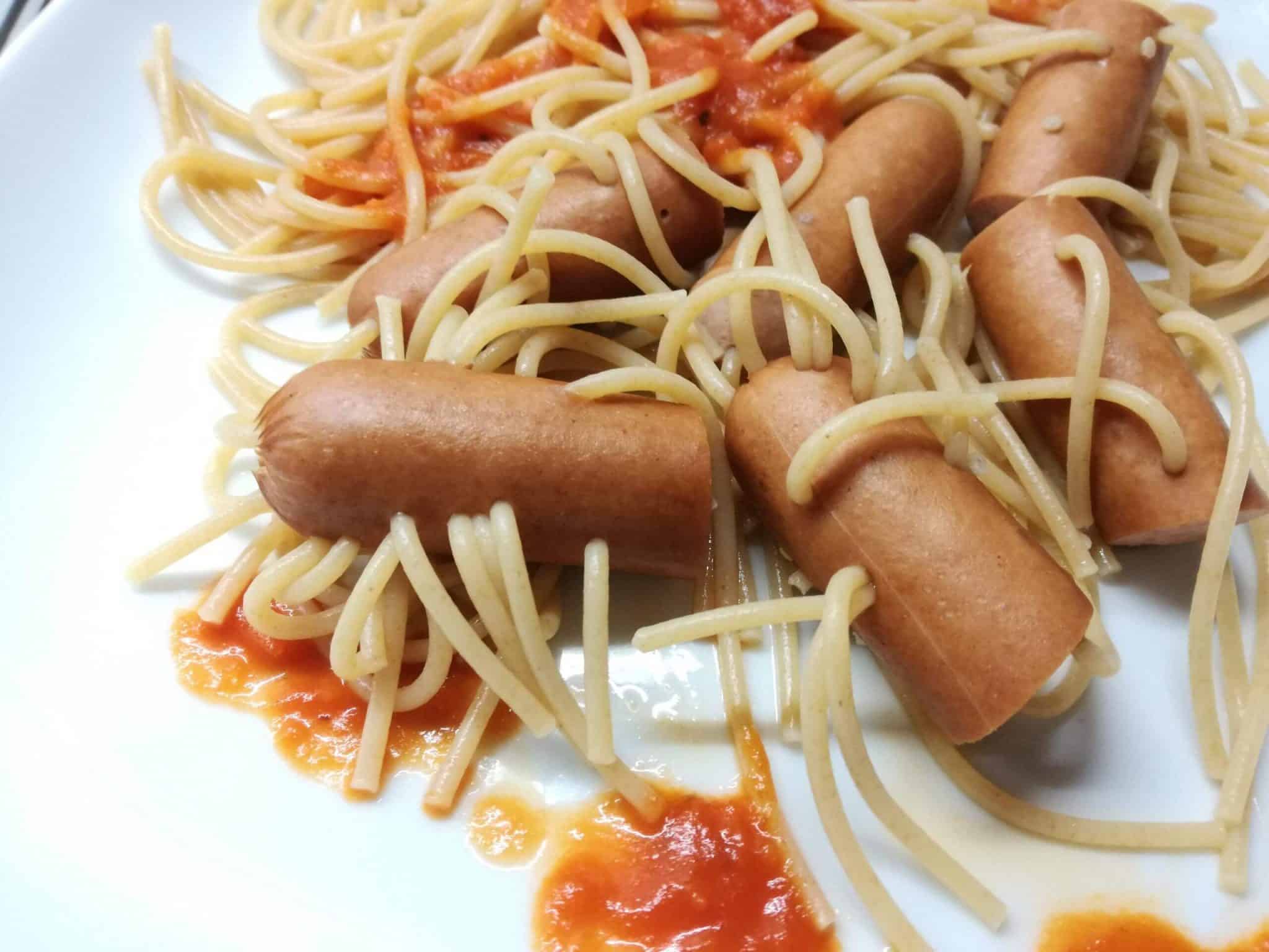 Spaghetti mit Würstchen für Kinder zu Halloween