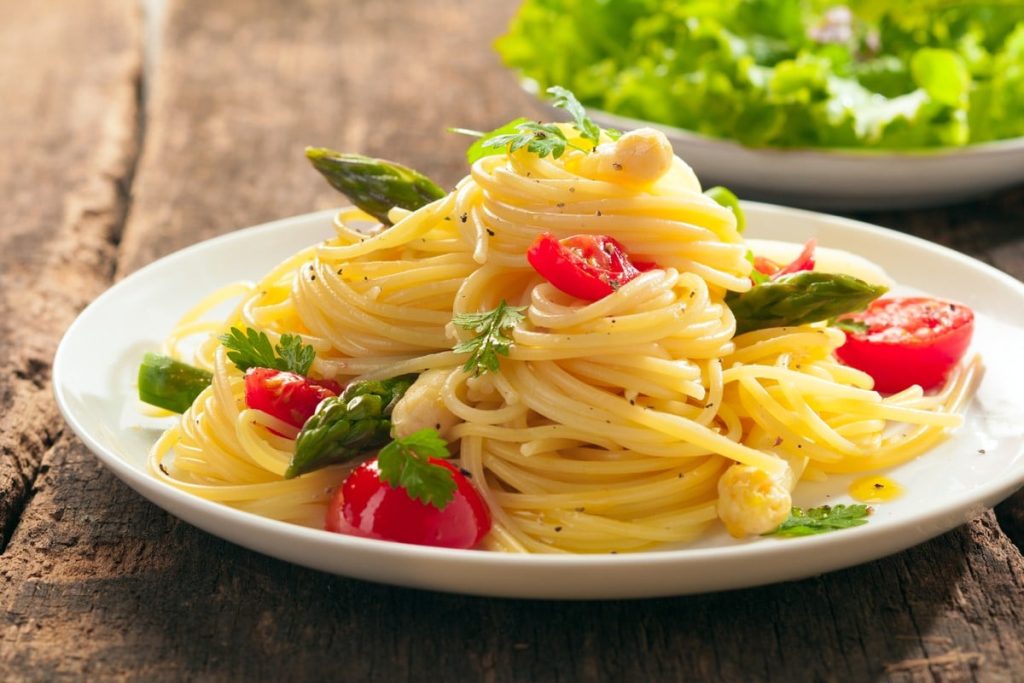 Spaghetti mit grünem Spargel, Tomaten und Koriander