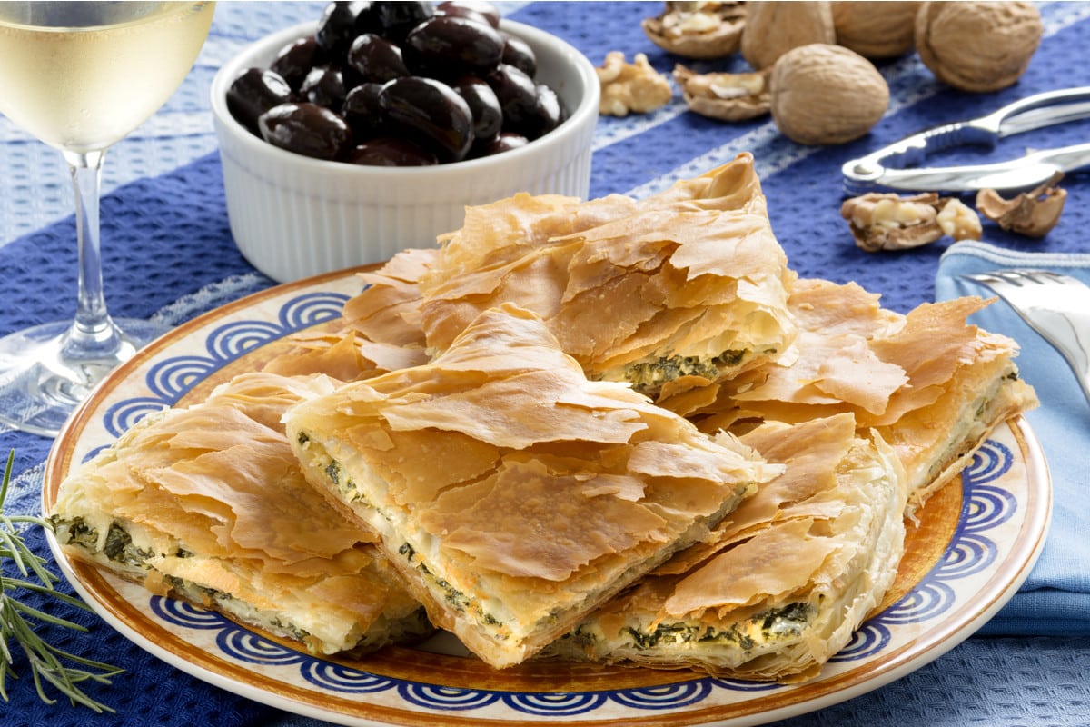 Spanakopita - griechische Blätterteig Pastete mit Spinat und Käse