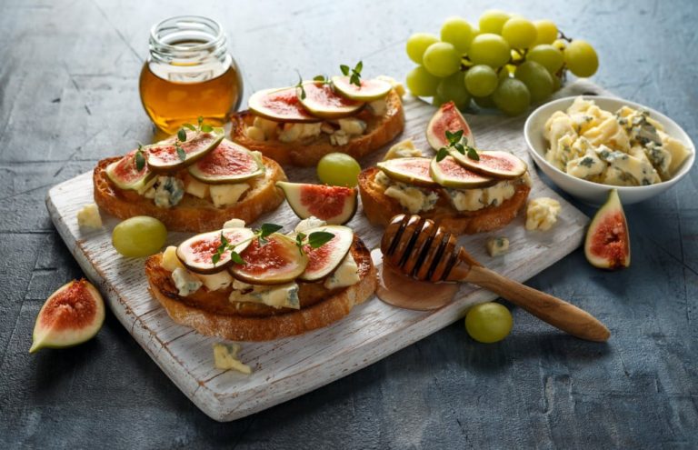 Gebackene Birnen mit Nüssen, Blauschimmelkäse und Honig