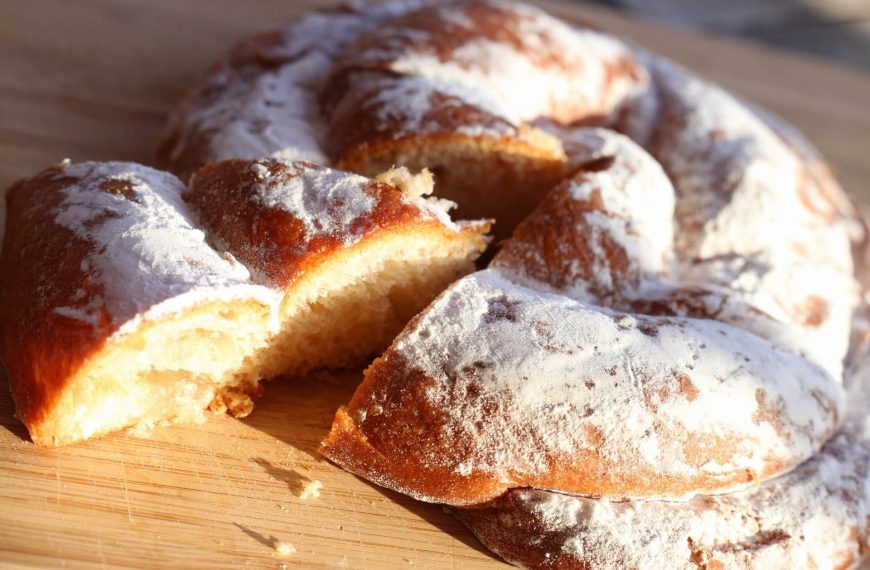 Spanische Ensaimada aus Hefeteig mit Puderzucker