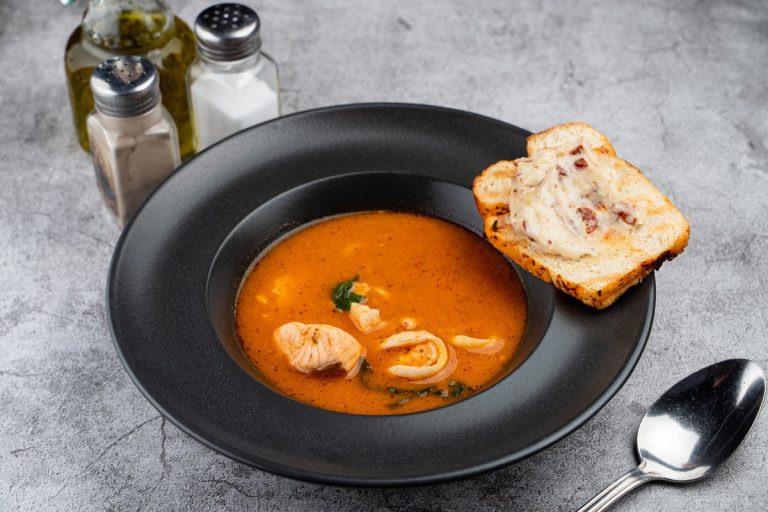 Spanische Fischsuppe mit Meeresfrüchten, Zwiebeln und Tomaten