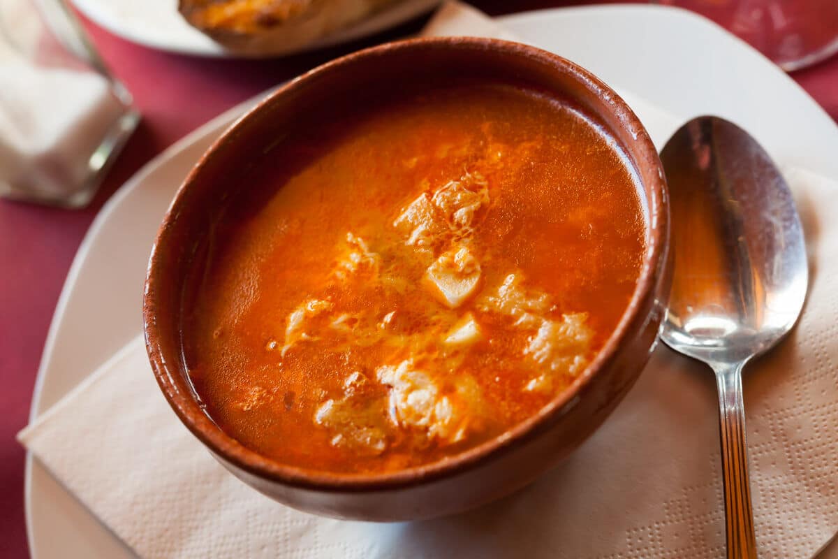 Spanische Knoblauchsuppe mit Eiern