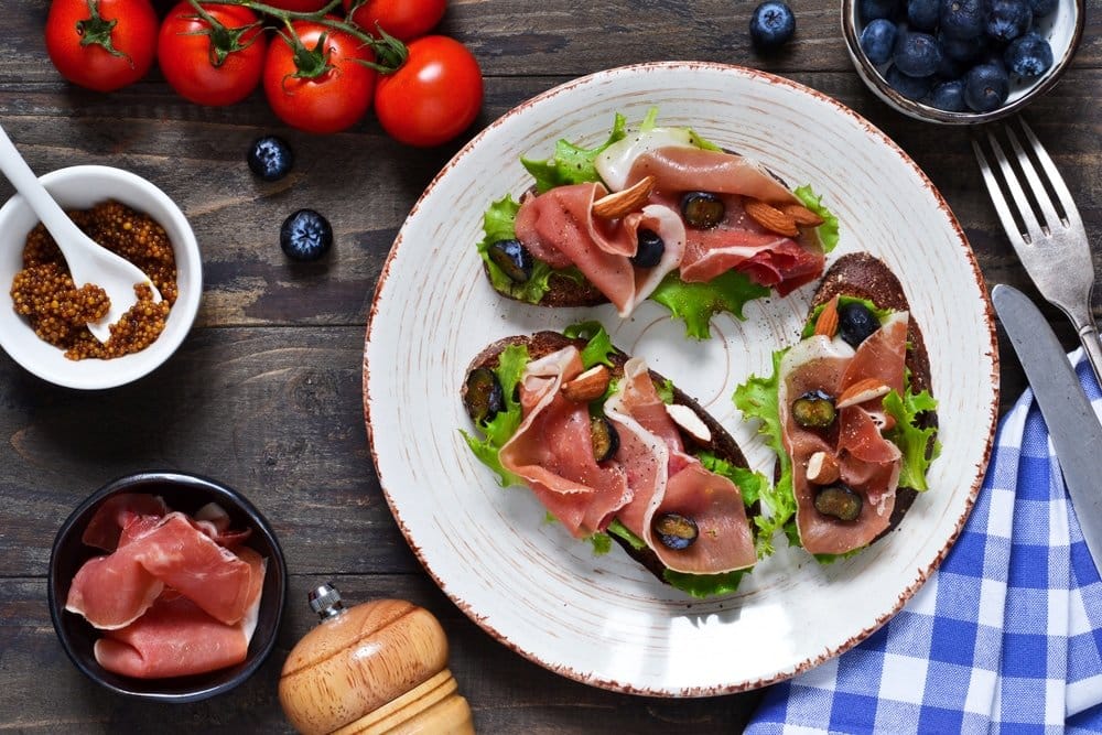 Spanische Tapas mit Serrano Schinken und Brot