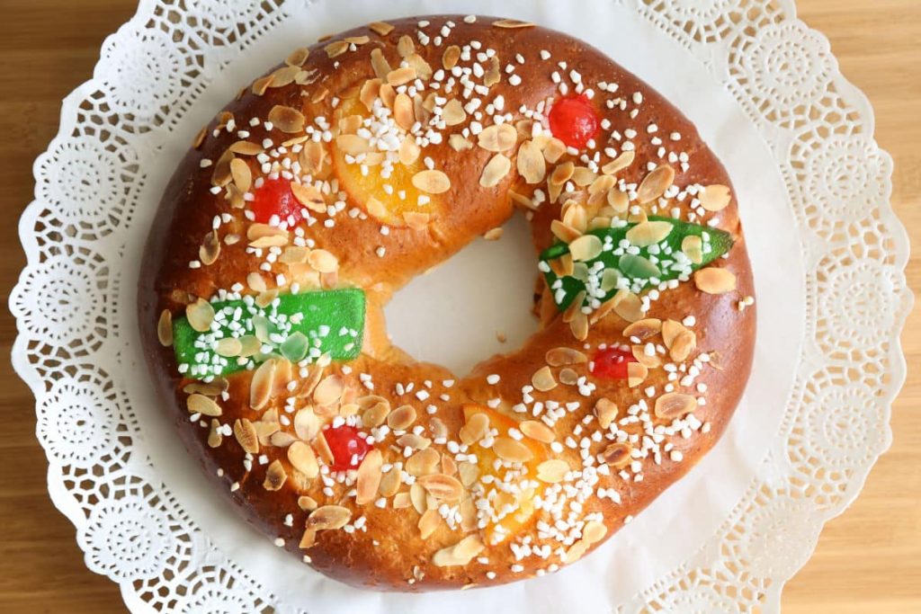 Spanischer Dreikönigskuchen mit Rum und kandierten Früchten