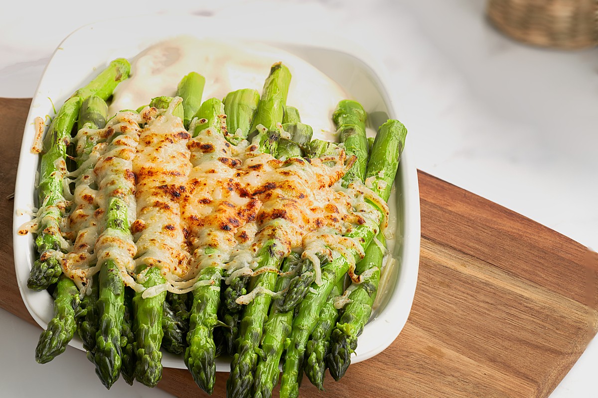 Spargel Gratin mit Parmesan mit grünem Spargel aus dem Ofen