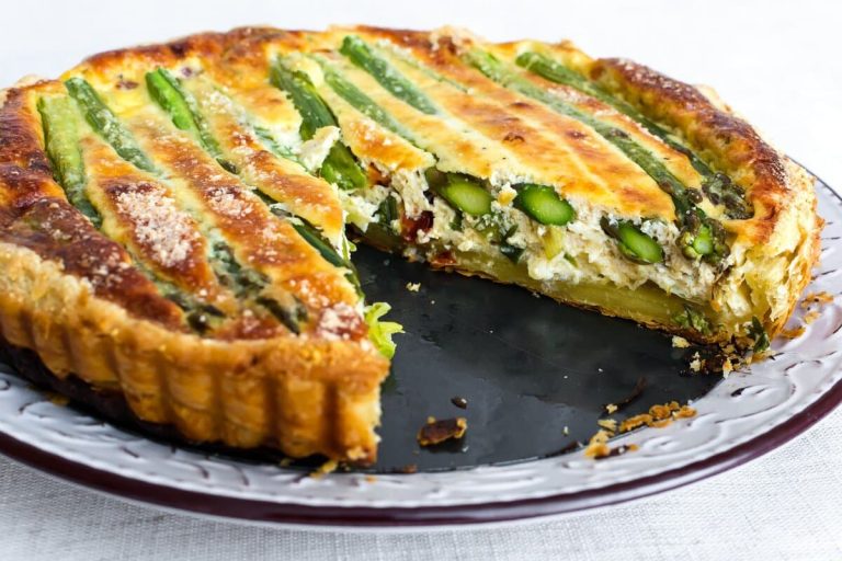 Spargel Quiche mit grünem und weißem Spargel – Herzhaft Backen